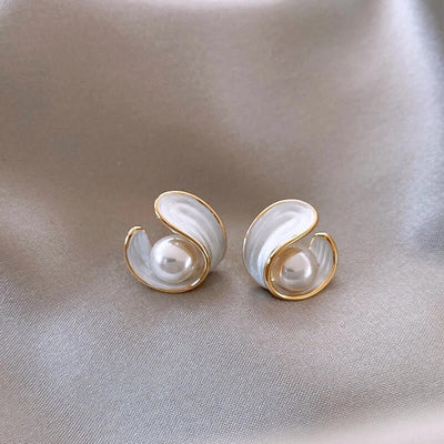 LUXE WITTE OPALEN GOUDEN OORBELLETS