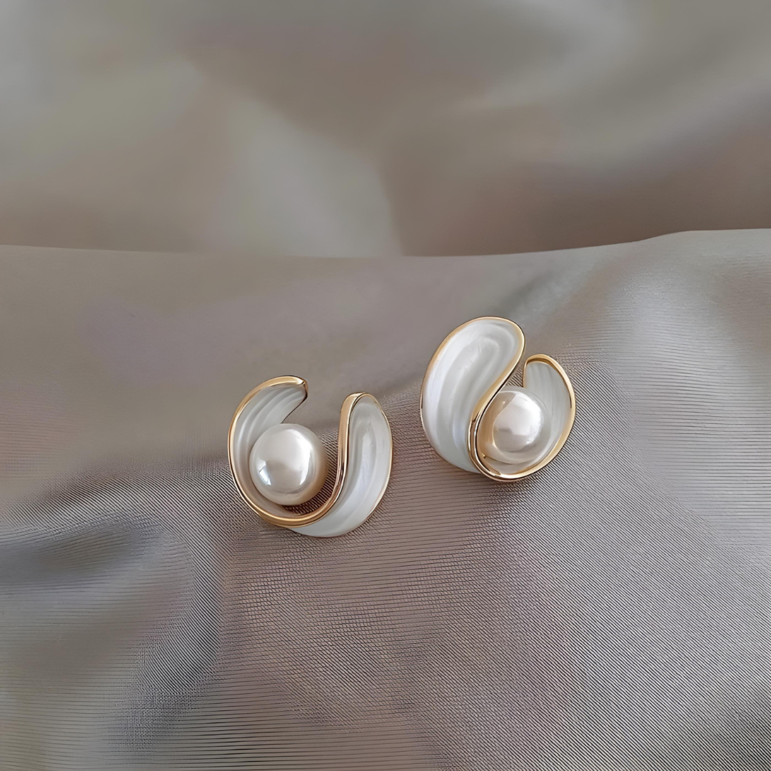 LUXE WITTE OPALEN GOUDEN OORBELLETS