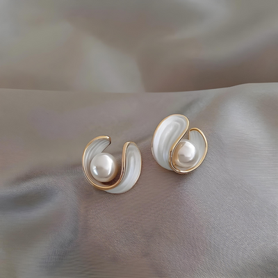 LUXE WITTE OPALEN GOUDEN OORBELLETS